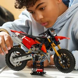 LEGO Technic 42238 Ducati Desmo450 MX Factory rouge y noir - détail 5