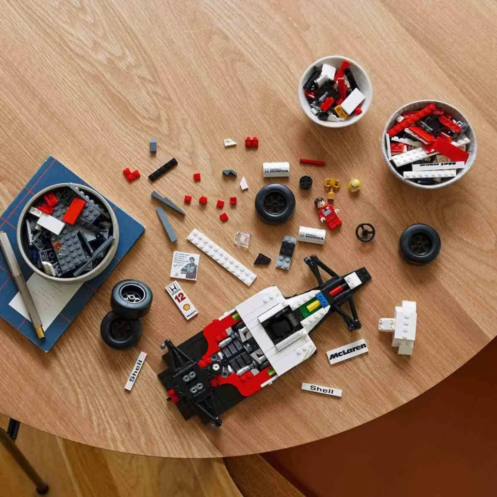 LEGO Icons 10330 McLaren MP4/4 & Ayrton Senna verde; rojo - vista principal - Ítem4