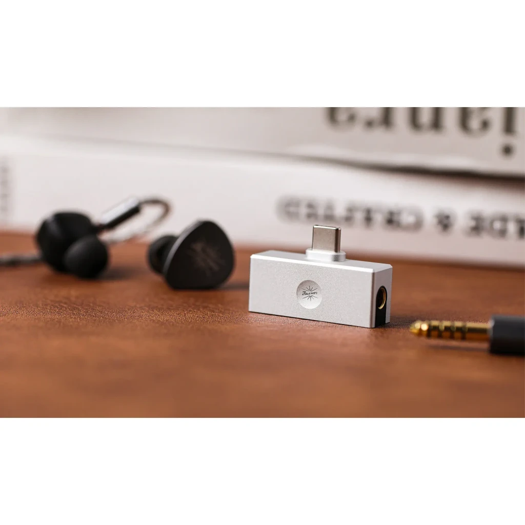 DAC Amplificador Kiwi Ears Allegro Mini DSD128 4,4mm Prata, lifestyle: corpo prateado com USB-C e jack 4,4mm sobre mesa