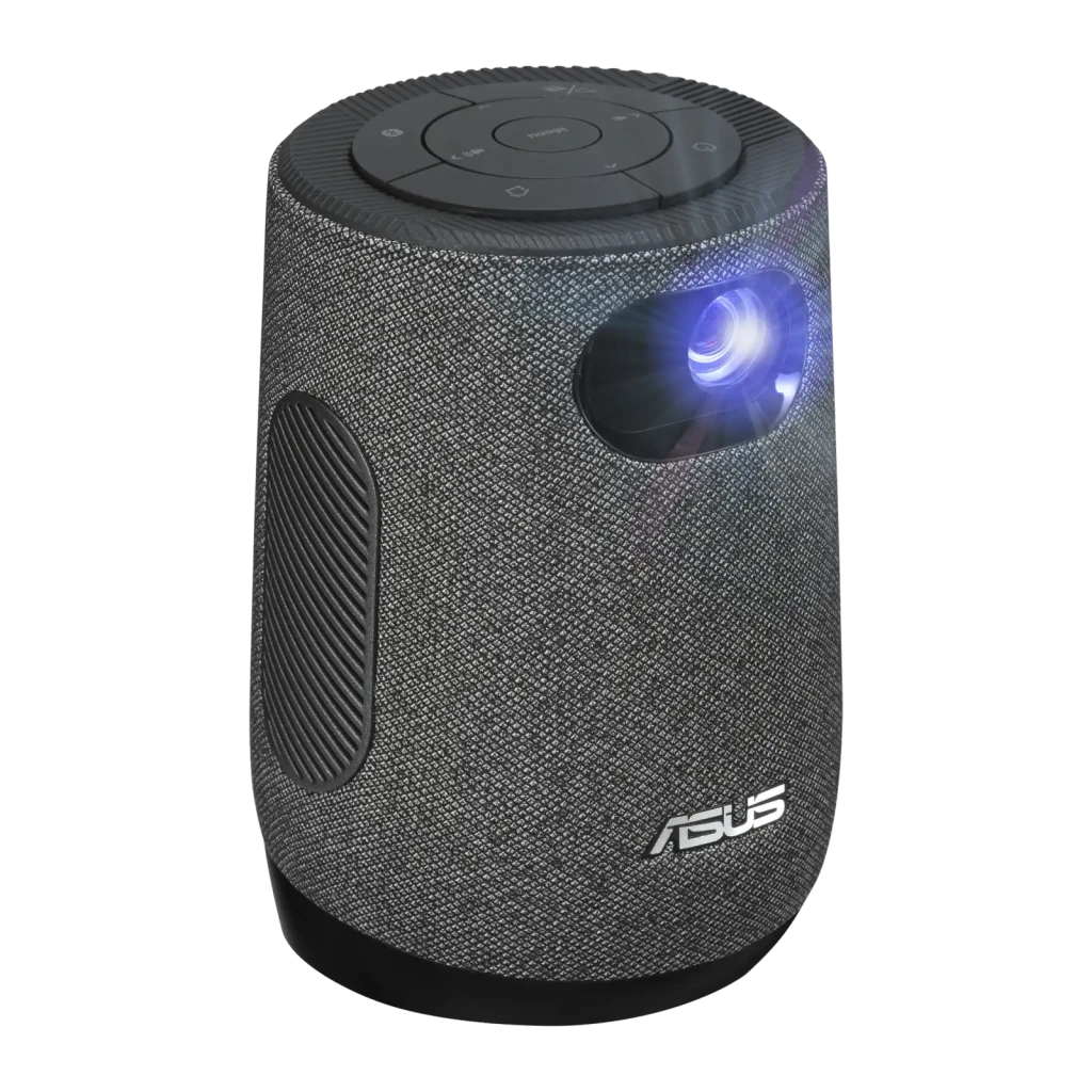 ASUS ZenBeam Latte L1 1080p 300lm cinza, vista frontal: lente LED acesa com luz azul, tecido cinza e logo ASUS - Item1