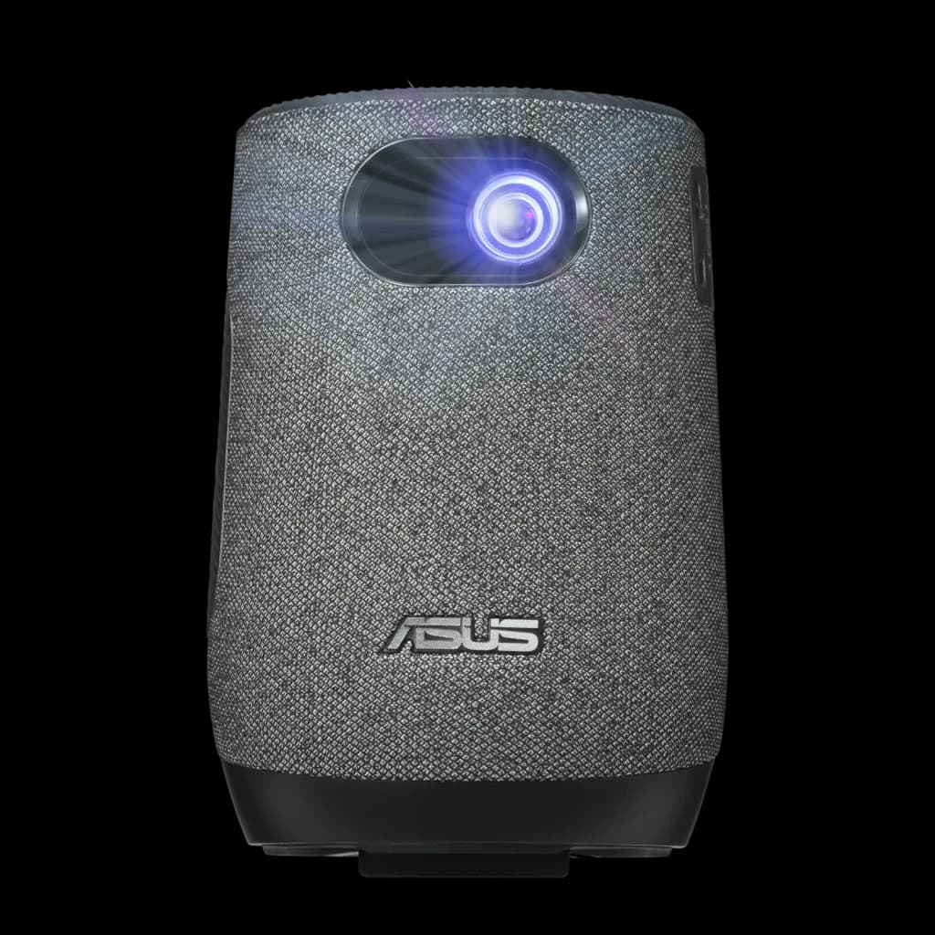 ASUS ZenBeam Latte L1 1080p 300lm LED cinza, vista frontal: lente LED acesa com luz azul e corpo têxtil cinza com logo ASUS