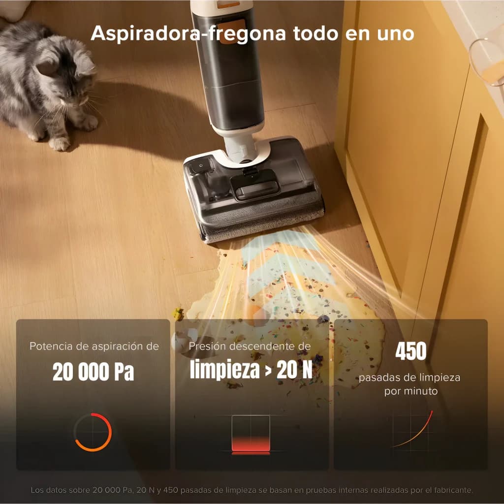Roborock F25 RT 2,5Ah Blanco, uso: cabezal limpiando suelo de madera con suciedad, gato al fondo, specs 20000Pa