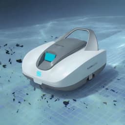Cecotec Conga Pooldroid 3000 FloorMaster Gris, vue en perspective: robot nettoyant le fond d'une piscine avec débris visibles