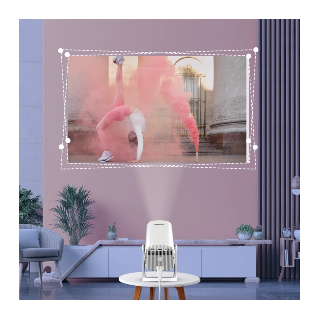 Philips Projecteur NeoPix 250 Smart 1080p Blanc, en utilisation: projette une grande image sur mur de salon posé sur table