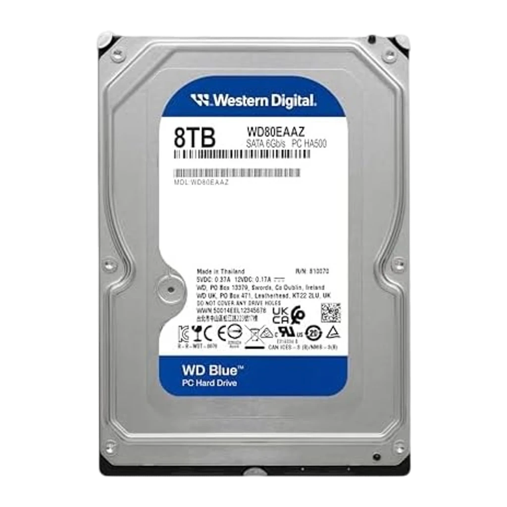 WD Blue 8TB azul, vista frontal del disco: superficie metálica plateada con etiqueta técnica, modelo WD80EAAZ y código