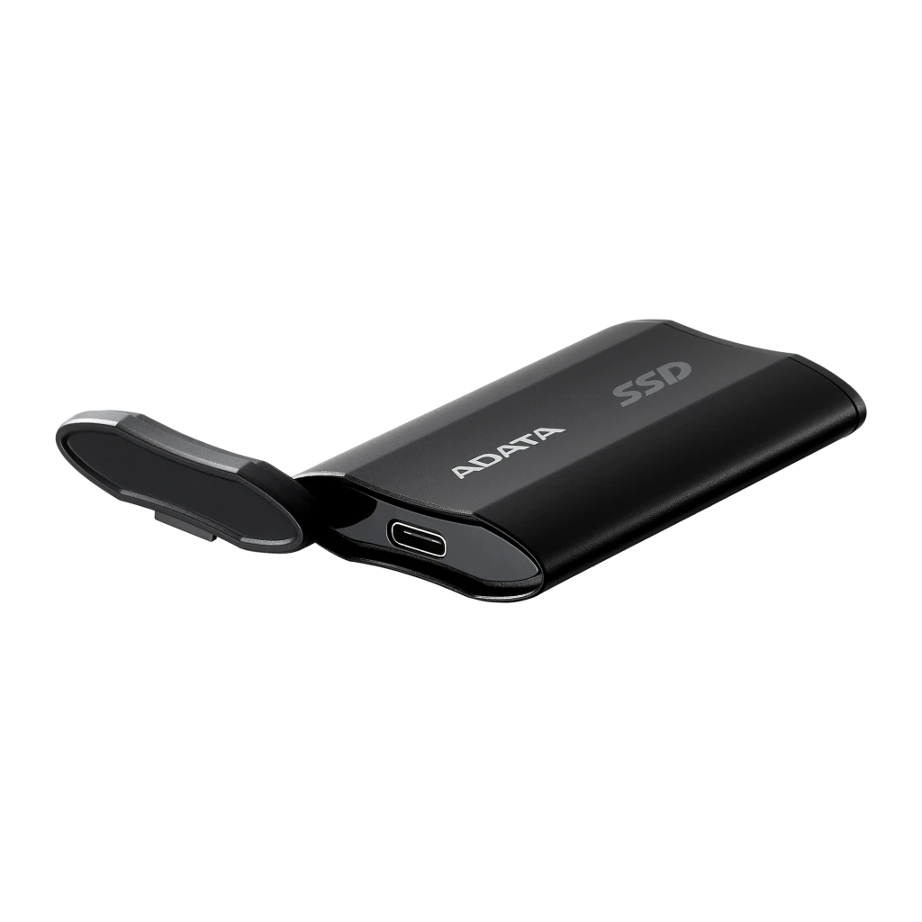 ADATA SD810 4TB negro, vista en perspectiva: puerto USB-C y tapa protectora abierta sobre fondo oscuro