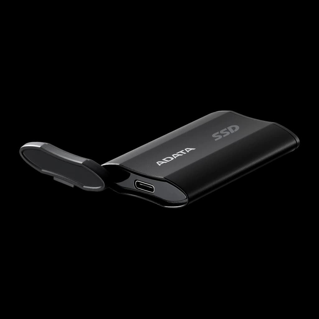 ADATA SD810 4TB preto, vista em perspectiva: porta USB-C e tampa protetora aberta sobre fundo escuro