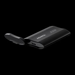 ADATA SD810 4TB preto, vista em perspectiva: porta USB-C e tampa protetora aberta sobre fundo escuro