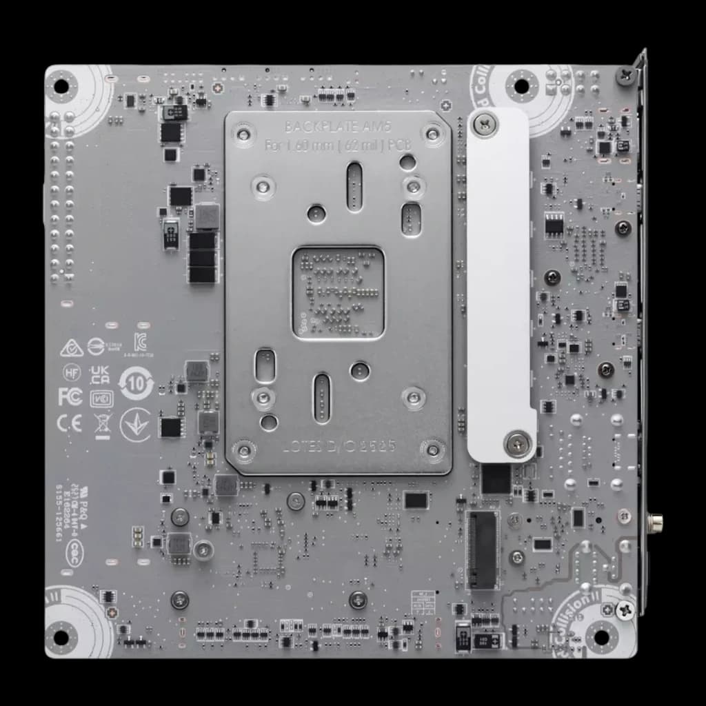 MSI MPG X870I Edge TI Evo WiFi Blanche, vue arrière du PCB: backplate AM5 métallique et composants soudés