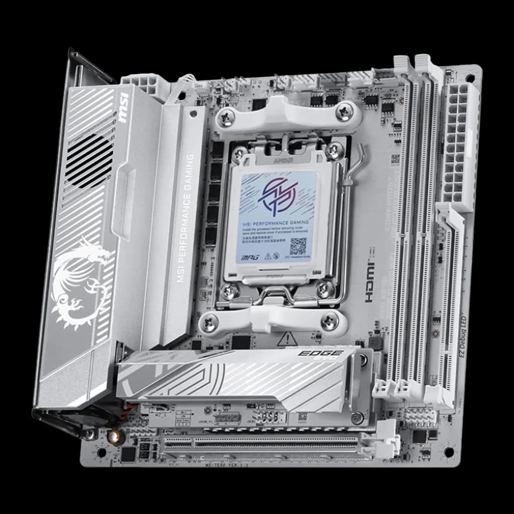 MSI MPG X870I Edge TI Evo WiFi Blanche, vue avant en angle: socket AM5, dissipateurs VRM, slots DDR5 et PCIe visibles