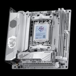 MSI MPG X870I Edge TI Evo WiFi Blanche, vue avant en angle: socket AM5, dissipateurs VRM, slots DDR5 et PCIe visibles
