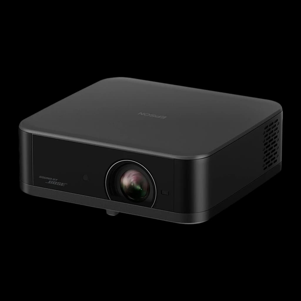 Epson V11HB73140 700lm 3LCD 4K noir, vue avant en angle: objectif, logo Bose et grille latérale