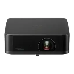 Epson V11HB73140 3LCD 4K noir, vue avant en angle: objectif central et logo Sound by Bose visibles