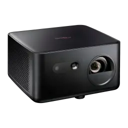 Optoma Photon Life PK32 4K UHD negro, vista frontal-lateral: lente, sensor autofoco y rejilla lateral visibles