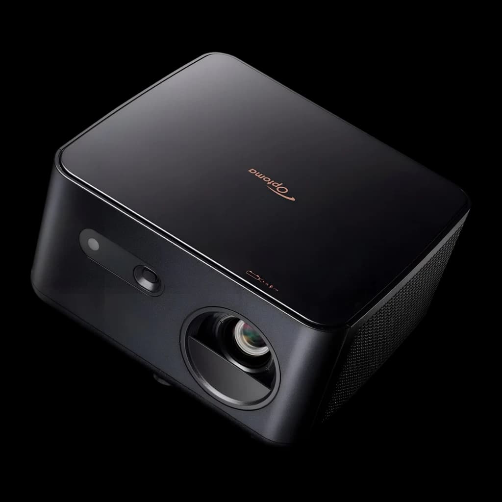 Optoma Photon Life PK32 4K UHD negro, vista diagonal superior: lente frontal, rejilla lateral y logo dorado en tapa