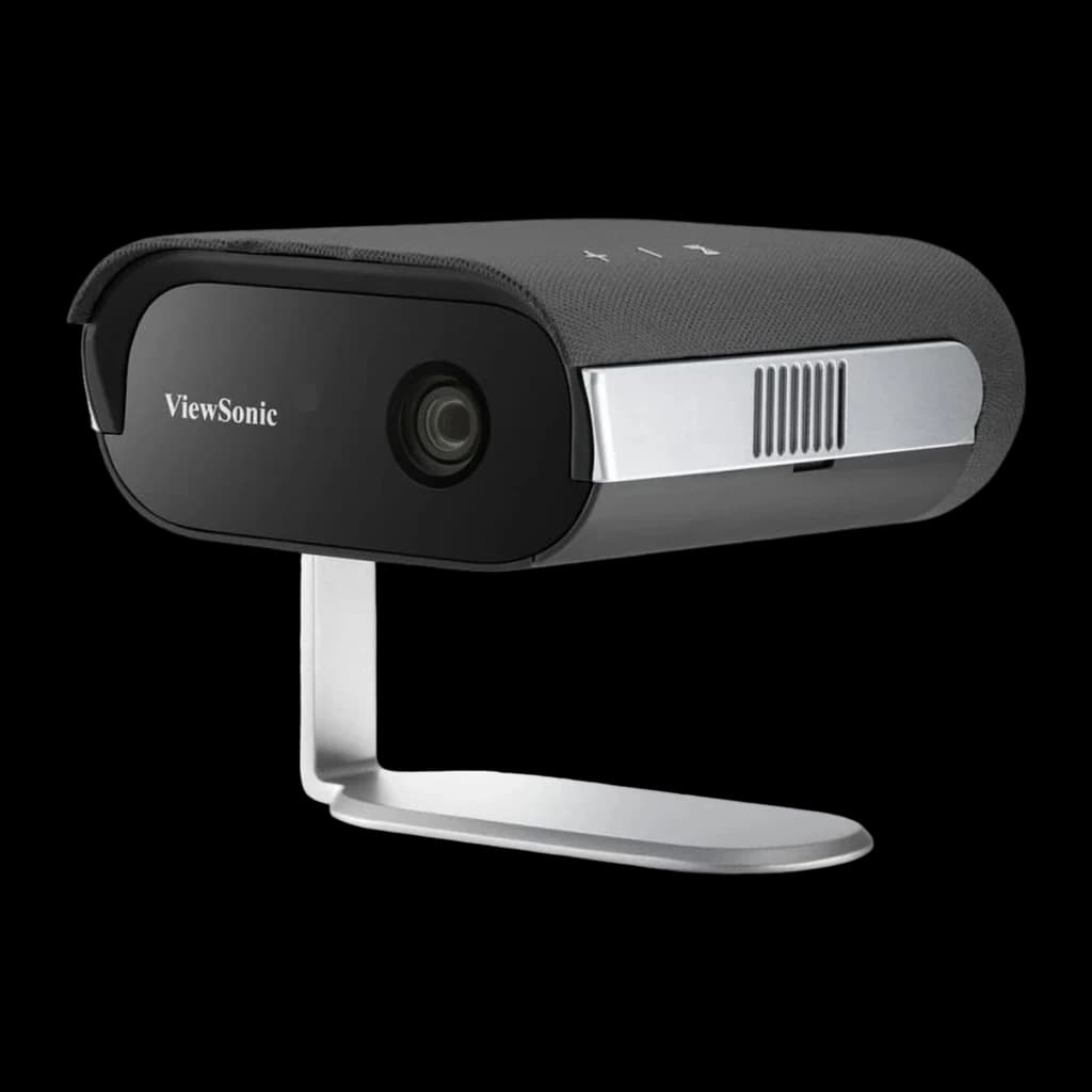 ViewSonic M1 Max LED FHD noir, vue avant-latérale: objectif centré, grille latérale argentée et pied métallique au premier