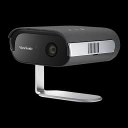 ViewSonic M1 Max LED FHD noir, vue avant-latérale: objectif centré, grille latérale argentée et pied métallique au premier