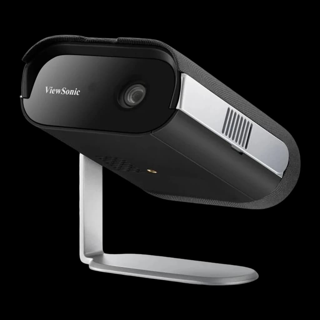 ViewSonic M1 Max LED FHD noir, vue latérale inclinée: projecteur basculé révélant la base inférieure avec connecteur doré
