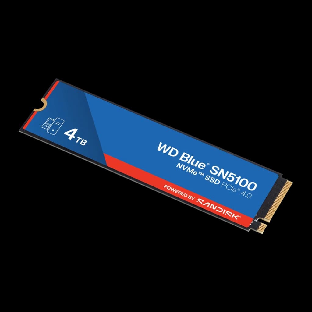 WD Blue SN5100 4TB bleu, vue en perspective: SSD M.2 en angle diagonal montrant l'épaisseur, l'étiquette et le connecteur