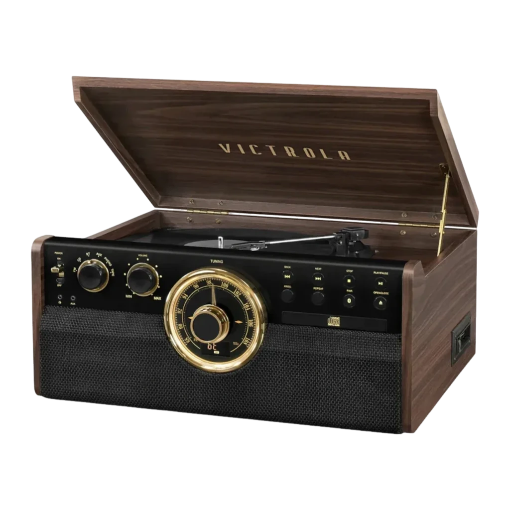 Victrola Tourne-disque Empire 6 en 1 Espresso, vue avant 3/4: couvercle ouvert, plateau, cadran radio doré et grille en tissu