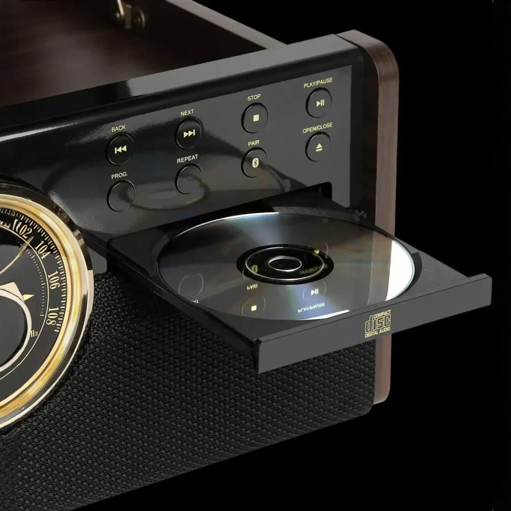 Victrola Tourne-disque Empire 6 en 1 Espresso, détail avant: tiroir CD ouvert avec disque, boutons de commande et cadran