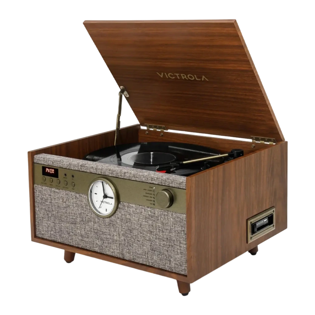 Victrola Century Signature+ Noyer, vue avant-latérale: couvercle ouvert avec platine, horloge analogique, haut-parleur