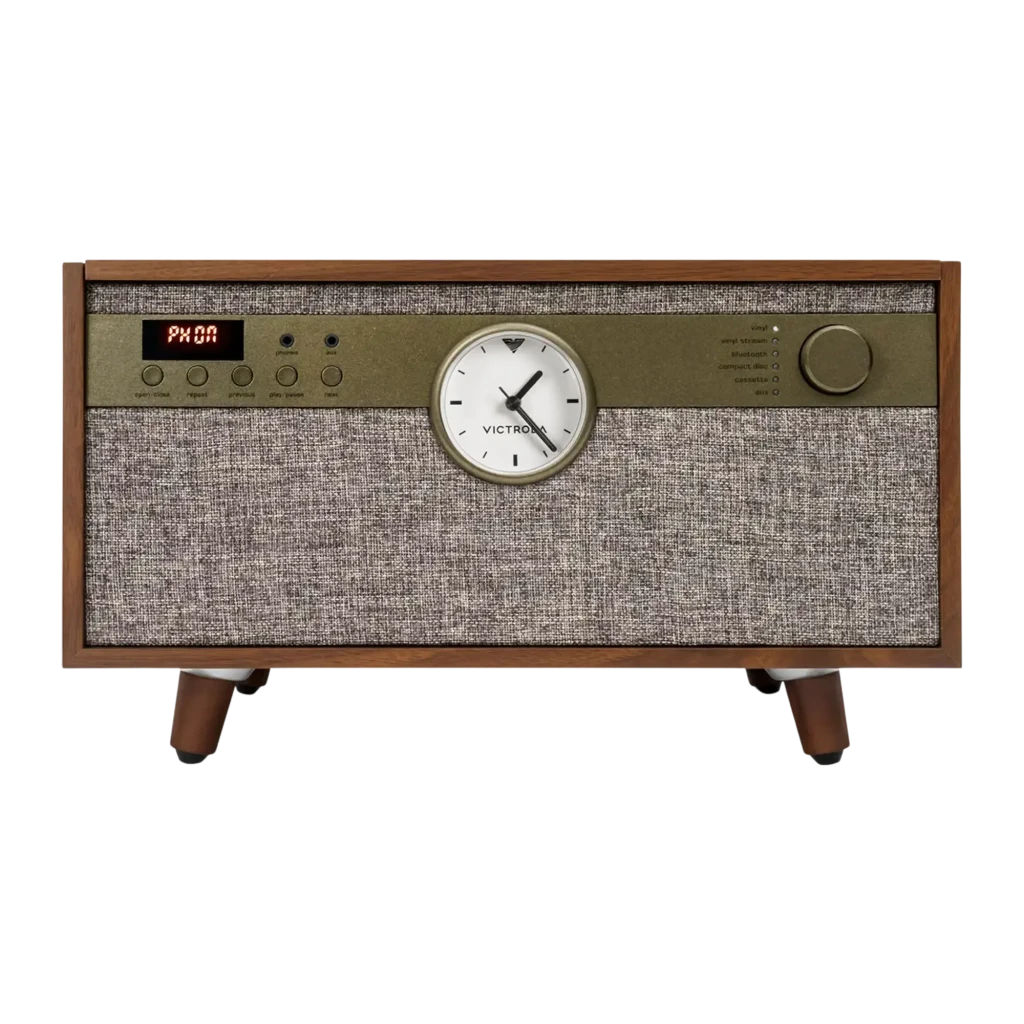 Victrola Century Signature Plus Noyer, vue de face: grille en tissu, horloge analogique centrale, affichage LED et bouton