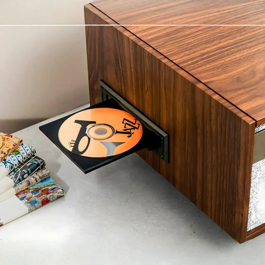 Victrola Century Signature Plus Noyer, détail: tiroir CD éjecté avec disque jazz sur meuble en placage bois noyer
