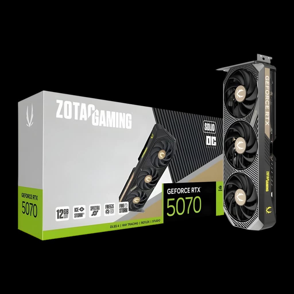 Zotac GAMING GeForce RTX 5070 SOLID OC 12GB, boîte et carte: packaging face avec GPU vue latérale refroidisseur 3