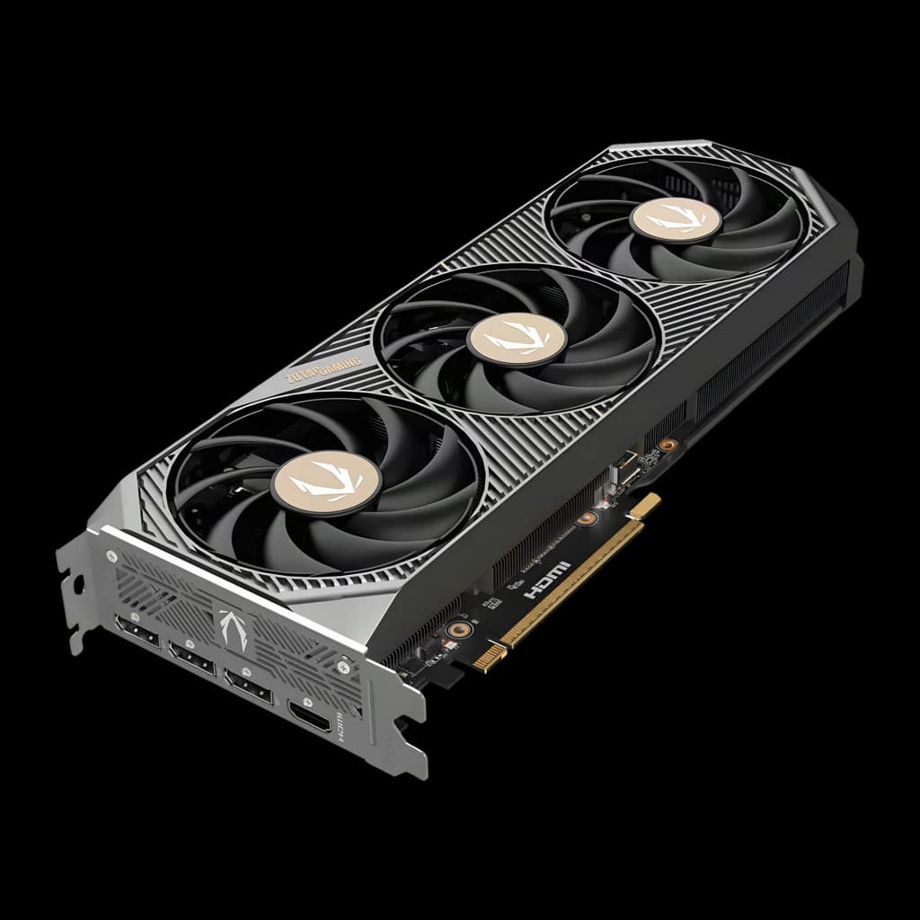 Zotac GAMING GeForce RTX 5070 SOLID OC 12GB, vue en angle: triple ventilateur à centres dorés, équerre avec ports 3xDP