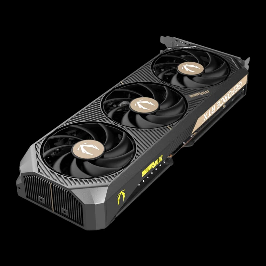Zotac GAMING GeForce RTX 5070 SOLID OC 12GB noir, vue avant en angle: triple ventilateur avec logo doré et accents jaunes