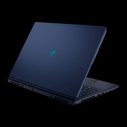 Alienware Aurora 16 1TB Indigo, vista trasera 3/4 derecha: tapa azul índigo con logo alienígena iluminado y puertos traseros