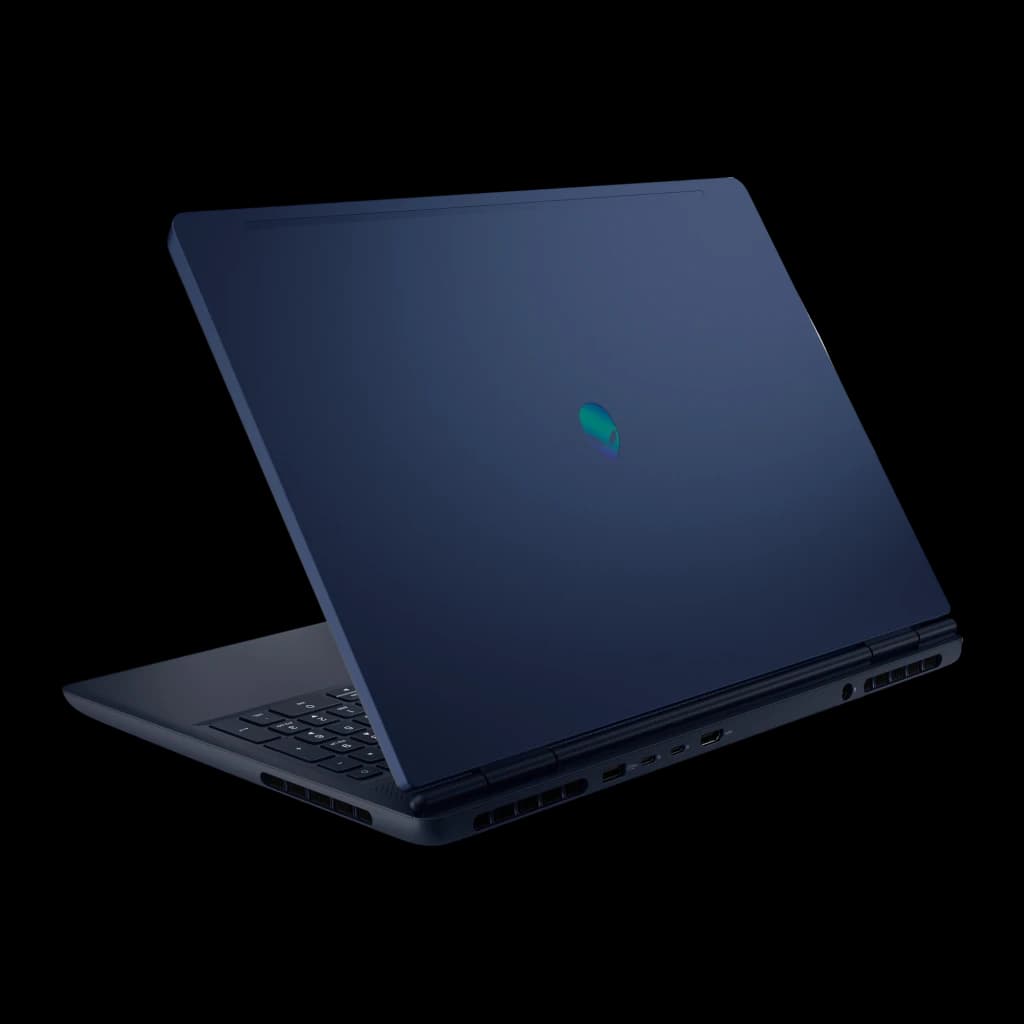Alienware Aurora 16 1TB Indigo, vista trasera 3/4 izquierda: tapa azul índigo con logo alienígena y rejillas de ventilación