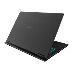 GIGABYTE A16 CVH 1TB Negro, vista trasera en ángulo: tapa con logo GIGABYTE y ventilación lateral con luz cyan