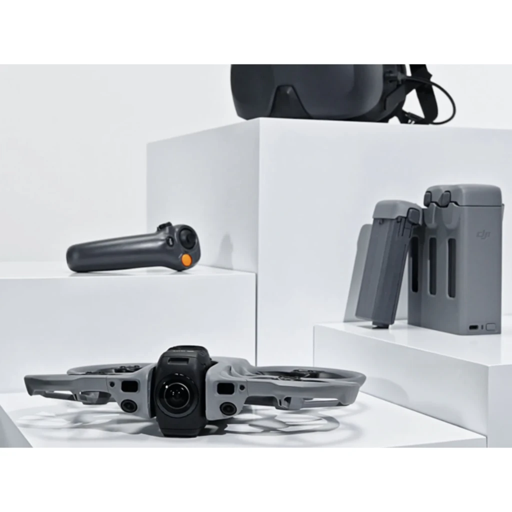 DJI Drone Avata 2 Fly More Combo 46GB, vista conjunto: drone, óculos FPV, controlo e duas baterias sobre fundo preto - Item5