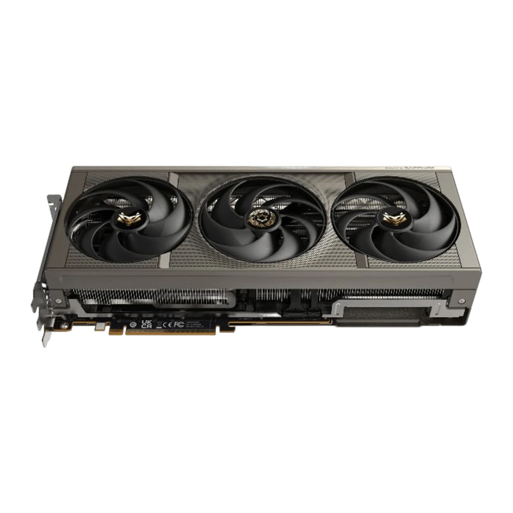 Sapphire Radeon RX 9070 XT Nitro+ Crimson Desert prata, kit placa com caixa: GPU em ângulo à frente da caixa Crimson Desert - Item3