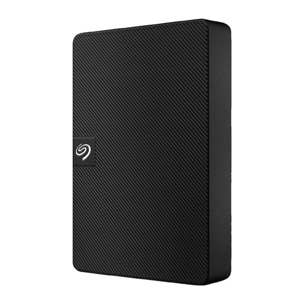 Seagate Expansion STKM1000400 1TB negro, vista frontal en ángulo: textura diagonal y logo Seagate centrado
