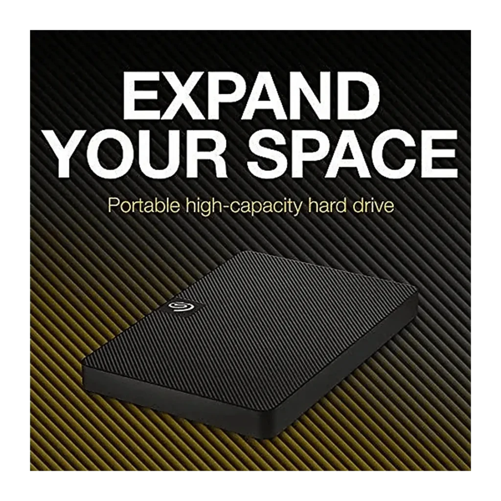 Seagate Expansion STKM1000400 1TB negro, vista promocional: disco sobre fondo dorado con texto Expand Your Space