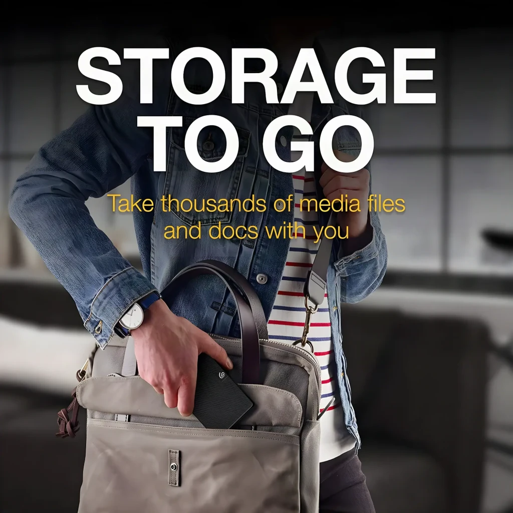 Seagate Expansion STKM1000400 1TB negro, uso lifestyle: disco introducido en bolso de mano por persona con chaqueta vaquera