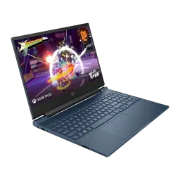 HP Victus 15-fa2039ns 1000GB Azul, vista lateral en ángulo: pantalla con videojuego Hi-Fi Rush y logo Xbox Game Pass