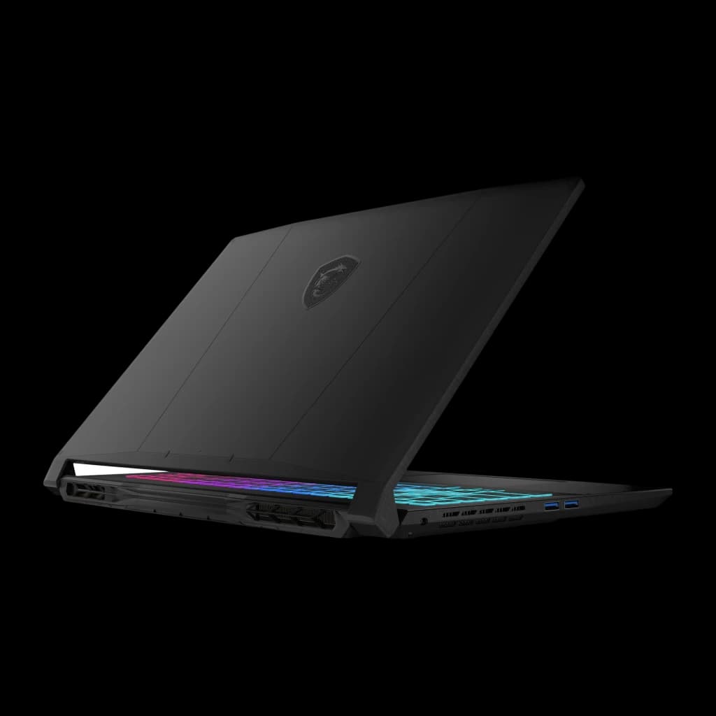 MSI Katana 15 1TB preto, vista traseira 3/4: tampa com logo MSI, faixa RGB e grelhas de ventilação traseiras