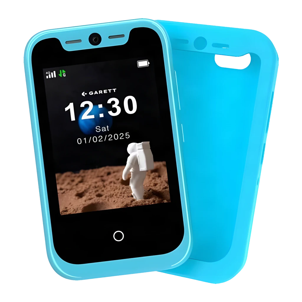 Garett OneKid 2.8 16GB Bleu, vues avant et arrière: écran allumé avec heure et coque bleue