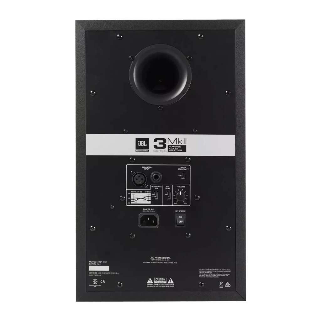 JBL 308P MkII noir, vue avant en angle: woofer 8 pouces, tweeter à guide d'onde et logo JBL - Ítem2