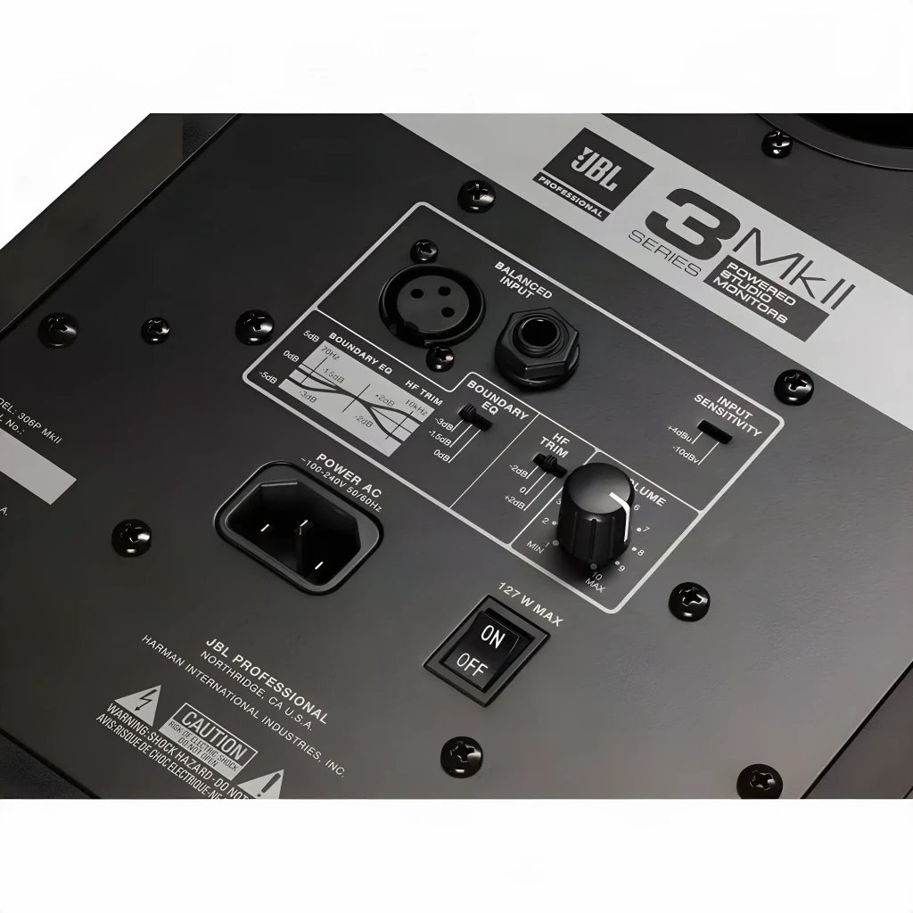 JBL 308P MkII noir, vue avant en angle: woofer 8 pouces, tweeter à guide d'onde et logo JBL - Ítem4
