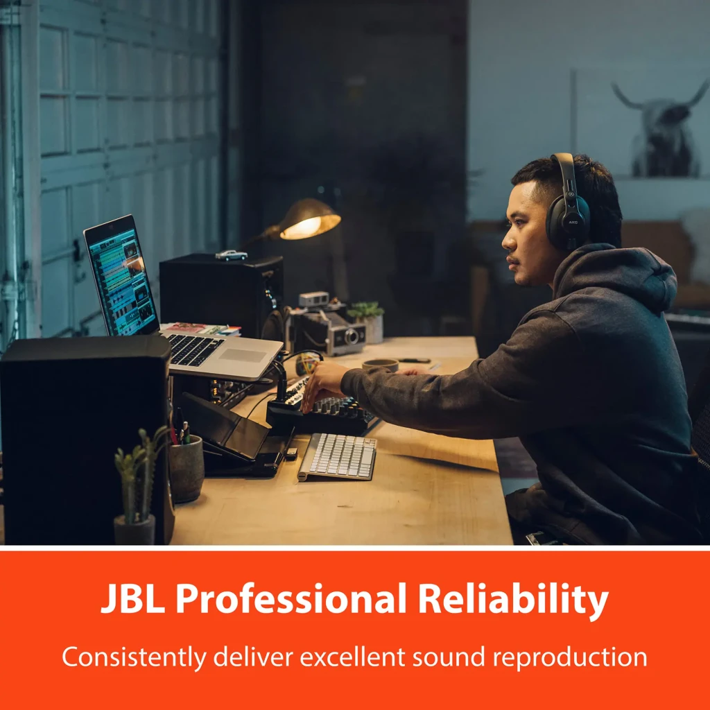 JBL 308P MkII noir, vue avant en angle: woofer 8 pouces, tweeter à guide d'onde et logo JBL - Ítem9