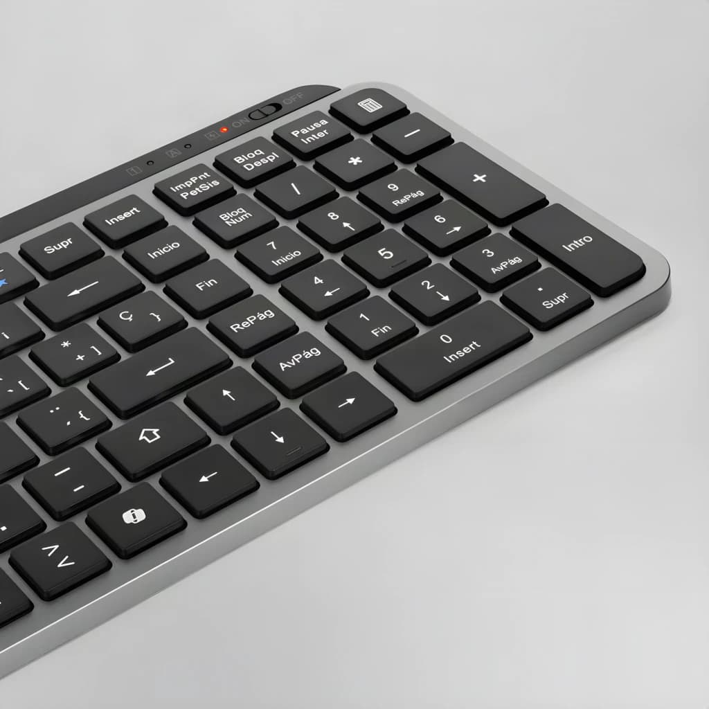 Mars Gaming MK-SILENKEYS negro, detalle zona derecha: teclado numérico, teclas negras sobre marco gris y switch ON/OFF