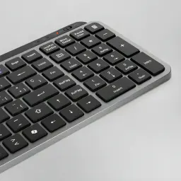 Mars Gaming MK-SILENKEYS negro, detalle zona derecha: teclado numérico, teclas negras sobre marco gris y switch ON/OFF