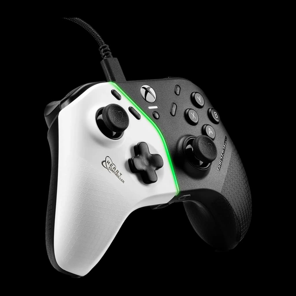 Thrustmaster Gamepad H.E.A.R.T. Noir, vue de face en angle: design bicolore noir et blanc avec éclairage LED vert central