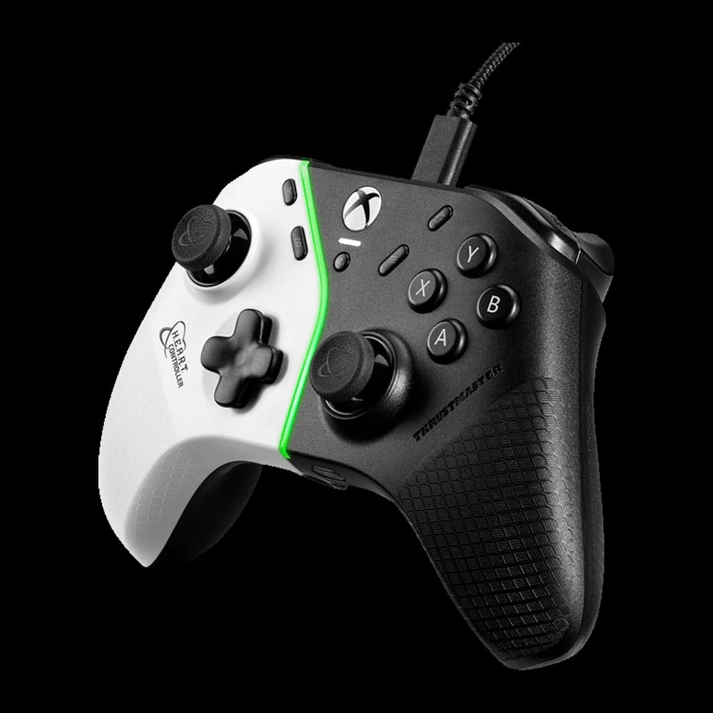 Thrustmaster Gamepad H.E.A.R.T. Noir PC/Xbox, vue angulaire: bicolore noir et blanc avec bande verte et câble tressé