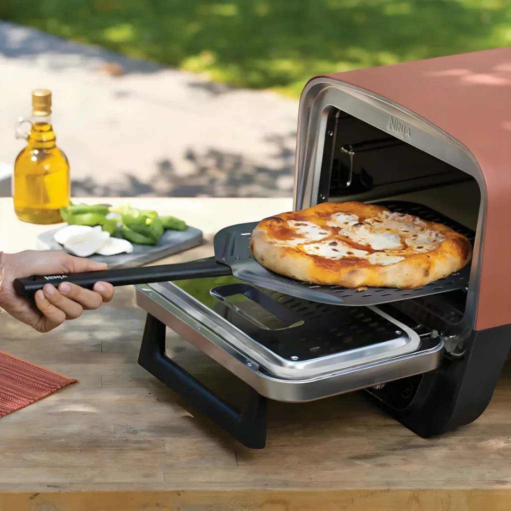 Ninja Woodfire OO101EU Horno pizza exterior Gris, vista frontal 3/4: puerta acero inox, panel digital 370° y mandos - Ítem4